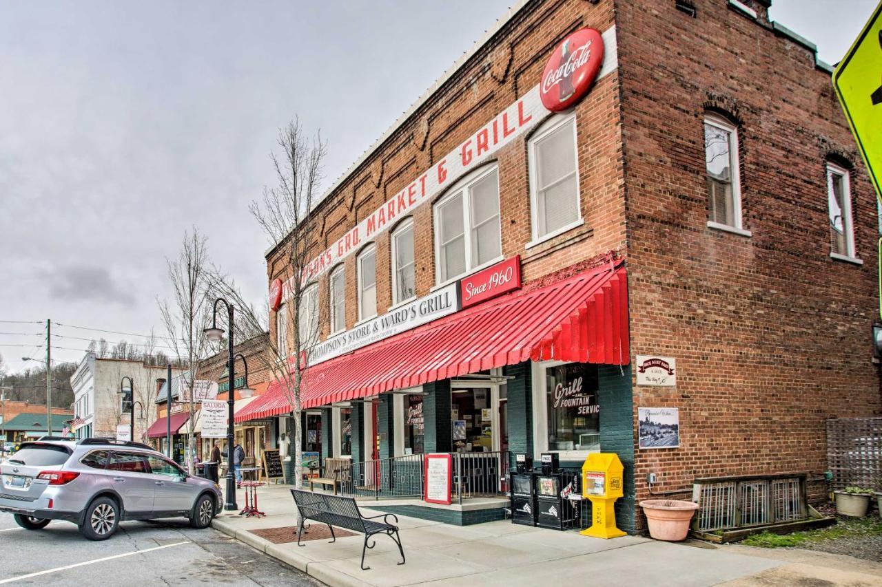 Newly Remodeled Apartment On Main Street In Saluda Exterior photo